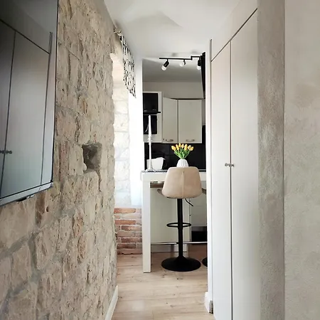 Klaudija Πανσιόν Τρογκίρ