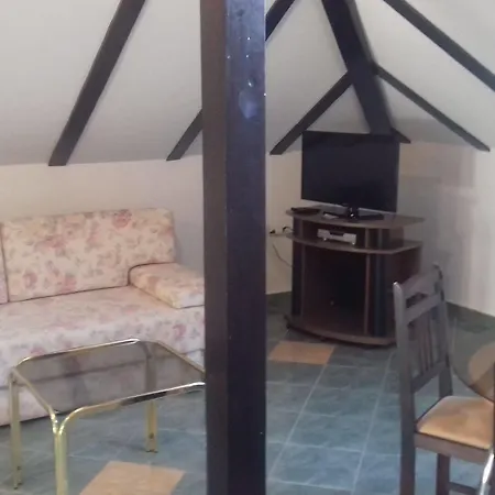 Klaudija Πανσιόν 4*
